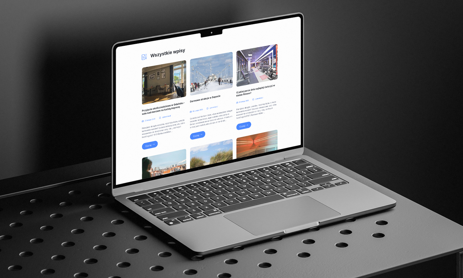 gdansktur-projekt-widok-blog-wszystkie-artykuly Projekt strony internetowej GdanskTur – widok wpisów blogowych na laptopie